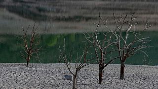 Dieses Foto, aufgenommen am 16. April 2023, zeigt den ausgetrockneten Sau-Stausee in der Provinz Girona in Spanien.