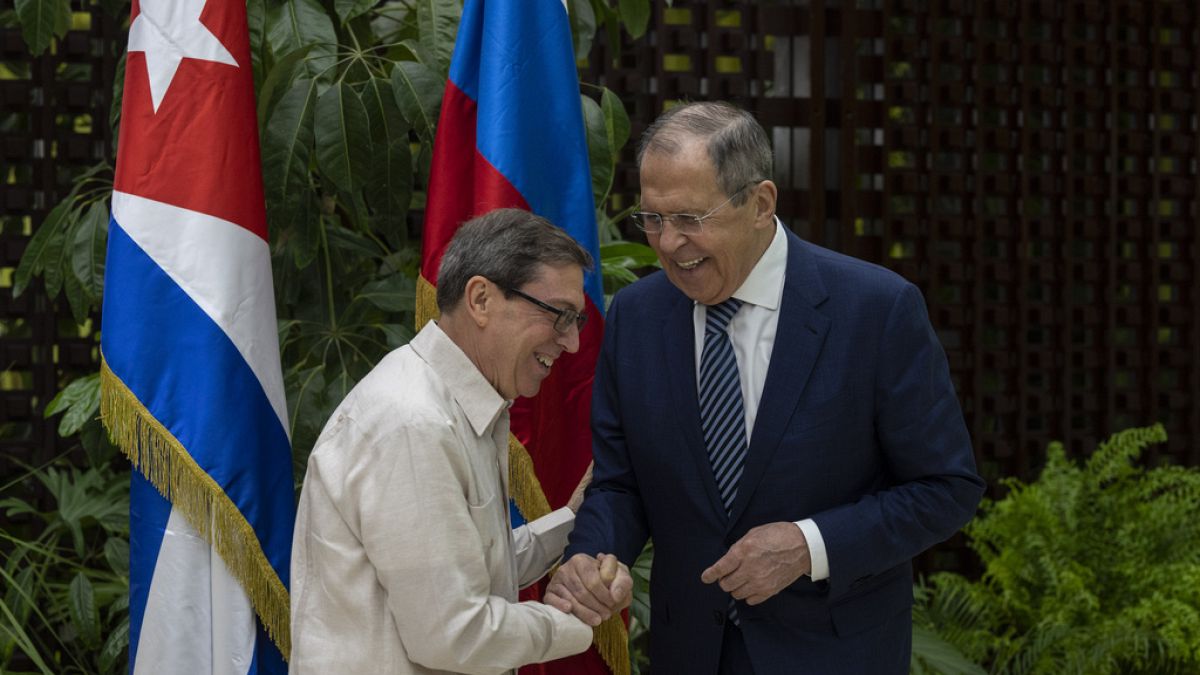 Rusya Dışişleri Bakanı Sergey Lavrov (sağda) ve Küba Dışişleri Bakanı Bruno Rodriguez, Küba'nın başkenti Havana'da
