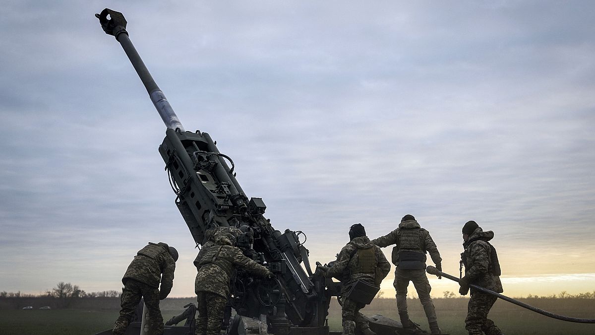 Украинской артиллерийский расчёт стреляет из гаубицы 