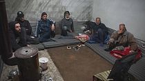 عائلة سورية متسمرة أمام التلفاز