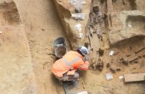 باستان‌شناسان در حال اکتشاف در گورستان پاریسی
