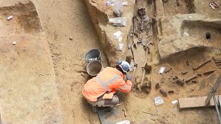 باستان‌شناسان در حال اکتشاف در گورستان پاریسی