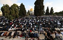 Palestinesi in preghiera davanti alla moschea di al-Aqsa