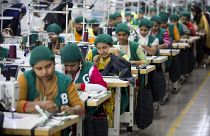 Aprendices trabajan en la fábrica de ropa Snowtex en Dhamrai, cerca de Dhaka, Bangladesh, 19 de abril de 2018 (ARCHIVO).
