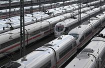 Des trains à grande vitesse ICE de l'opérateur ferroviaire allemand Deutsch Bahn sont garés sur des voies ferrées à Munich, dans le sud de l'Allemagne (21 avril 2023).