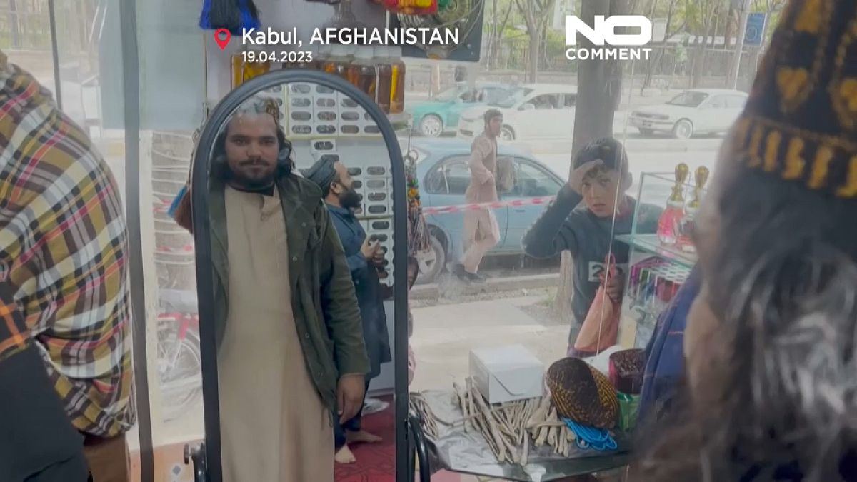 En Kabul, capital de Afganistan, los talibanes se han dejado ver portando sus fusiles mientras compraban fragancias, coloridos sombreros "Kandahari" y turbantes.