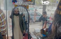 En Kabul, capital de Afganistan, los talibanes se han dejado ver portando sus fusiles mientras compraban fragancias, coloridos sombreros "Kandahari" y turbantes.