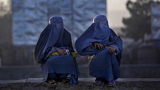 نساء أفغانيات يرتدين البرقع ينتظرن وسائل النقل العام في كابول، أفغانستان، السبت 2 أكتوبر 2010