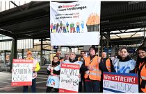  موظفو السكك الحديدية في محطة القطار الرئيسية في شتوتغارت، ألمانيا، الجمعة 21 أبريل/نيسان 2023.
