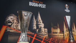 A labdarúgó Európa-liga trófeája az UEFA nyoni székházában tartott sorsoláson 2023. március 17-én.