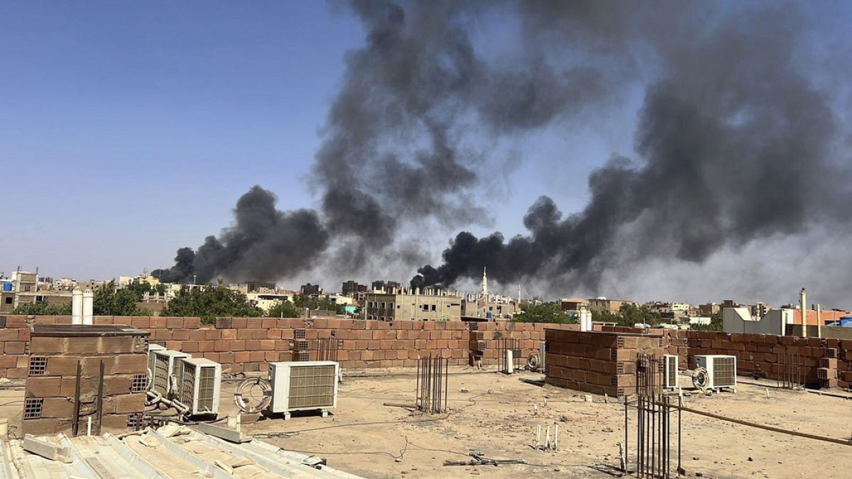 Καπνοί αναδύονται από γειτονιά στο Χαρτούμ ενώ μαίνονται οι μάχες μεταξύ του επίσημου στρατού και παραστρατιωτικών στο Σουδάν