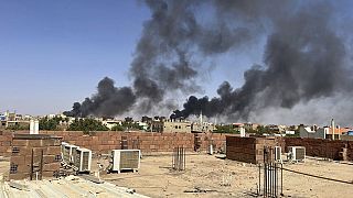 Füst a szudáni Kartúmban 2023. április 22-én, miután a nemzetközi közvetítéssel kötött tűzszünet kudarcot vallott.