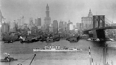 New York, showing the Woolworth Building, center, and the Brooklyn Bridge, in 1925.