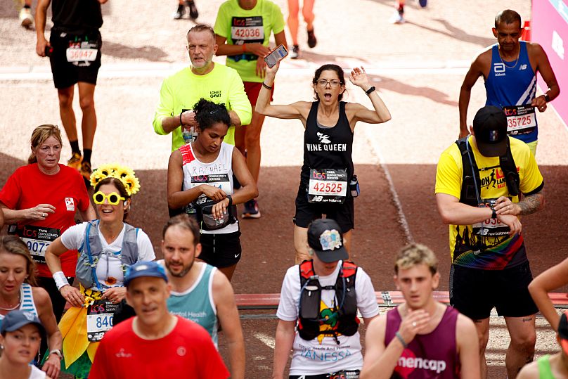 Corredores cruzan la línea de meta del Maratón de Londres en Londres, domingo 2 de octubre de 2022. (Foto AP/David Cliff). Todos los derechos reservados.
