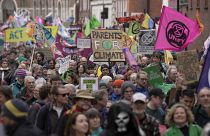 Bunter Klimaprotest vor dem britischen Parlament