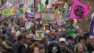 Bunter Klimaprotest vor dem britischen Parlament