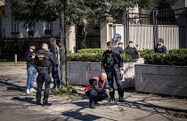 يحقق ضباط الشرطة في الموقع الذي حاول فيه داين يبلغ من العمر 18 عامًا إضرام النار في نفسه أمام السفارة الأمريكية في كوبنهاغن في 21 أبريل 2023.