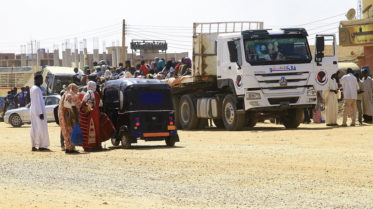 سودانيون يغادرون الخرطوم