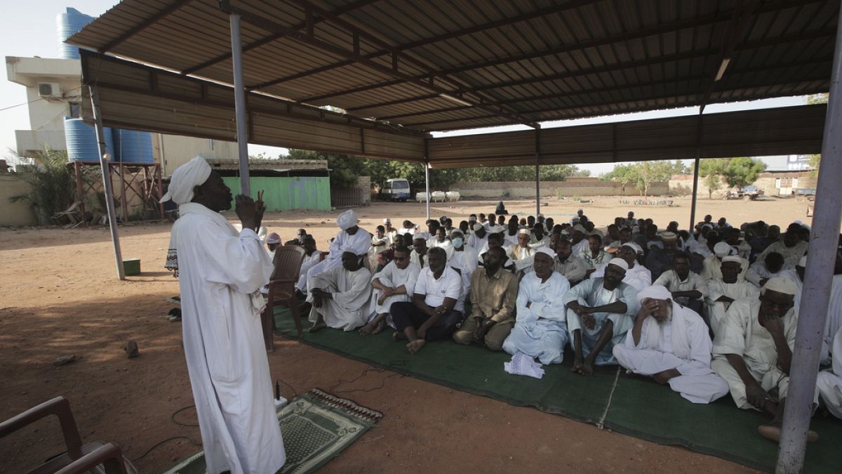 أداء صلاة عيد الفطر في الخرطوم، السودان، الجمعة 21 أبريل 2023.