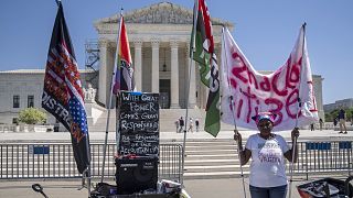 Az abortusztabletta használatának jogáért tüntető nő a Legfelsőbb Bíróság épülete előtt