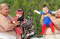 Früher - so wie hier 2007 - wurden die Babys von Sumo-Ringern hochgehalten.