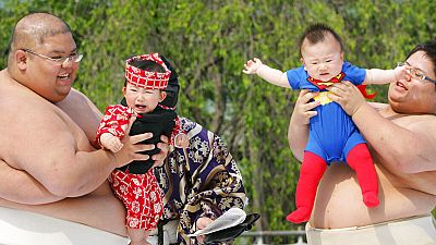 Compétition de sumo pour bébés en pleurs au Japon, en 2007.