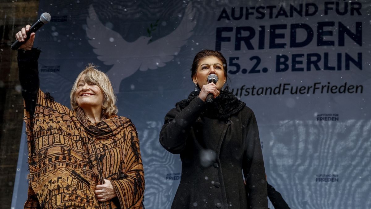 Sahra Wagenknecht (j.) baloldali politikus a feminista Alice Schwarzerrel "békepárti" tüntetésen