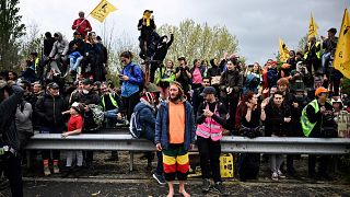 Des manifestants opposés au projet d'autoroute A69 reliant Castres et Toulouse, le 22 avril 2023