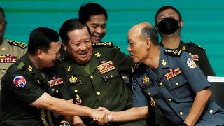 قائد الجيش الكمبودي هون مانيه (يسار) ونجل رئيس الوزراء الكمبودي هون سين والجنرال ساو سوخا (ثاني من اليمين)