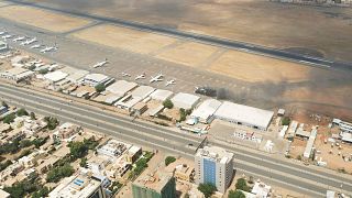 Cette photo prise par un drone montre un avion en feu à l'aéroport international de Khartoum, au Soudan, samedi 15 avril 2023.