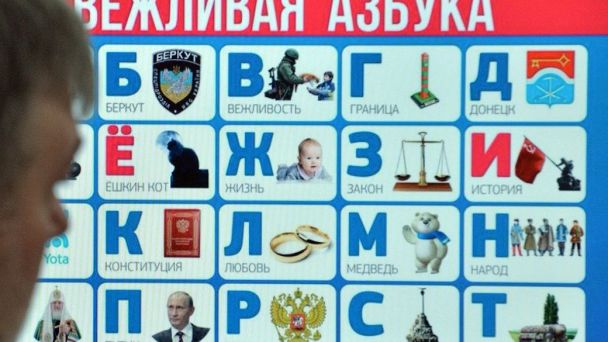Kırgızistan'da Kiril'den Latin alfabesine geçiş hassas bir konu olmaya devam ediyor