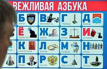 Kırgızistan'da Kiril'den Latin alfabesine geçiş hassas bir konu olmaya devam ediyor