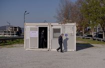 Ein Container als Wahllokal im Norden des Kosovos