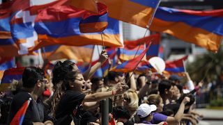Παιδιά κρατούν σημαίες της Αρμενίας (Φωτογραφία Αρχείου)