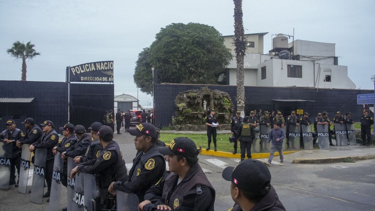 Rendőrsorfal a perui reptér rendőrségi kijáratánál