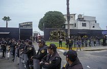 Rendőrsorfal a perui reptér rendőrségi kijáratánál