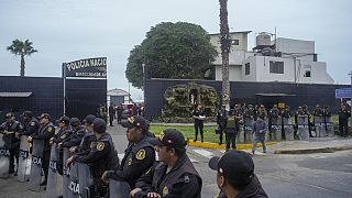 Sicherheitskräfte am Flughafen Lima. Von dort aus wird Ex-Präsident Toledo in ein Gefängnis gebracht