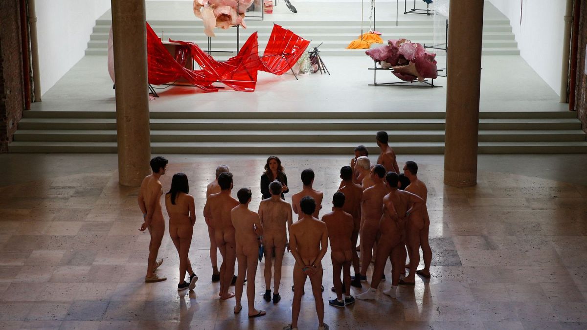 بازدید برهنه از نمایشگاهی هنری در فرانسه