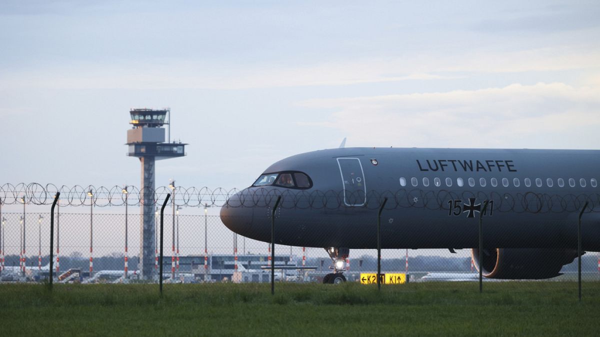 Un avion militaire allemand en provenance du Soudan s'est posé ce lundi à l'aéroport de Berlin (24/04/2023)