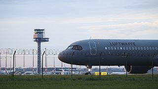 Un avion militaire allemand en provenance du Soudan s'est posé ce lundi à l'aéroport de Berlin (24/04/2023)