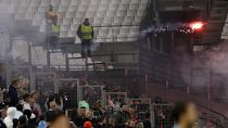 مشجعون يلقون مشاعل على أرض الملعب خلال مباراة مرسيليا وفينورد في ملعب فيلودروم في مرسيليا