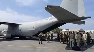 Σε αυτήν την εικόνα από βίντεο που παρείχε το ιταλικό υπουργείο Άμυνας, στρατιωτικό προσωπικό προετοιμάζεται να απομακρύνει ανθρώπους από το αεροδρόμιο στο Χαρτούμ του Σουδάν