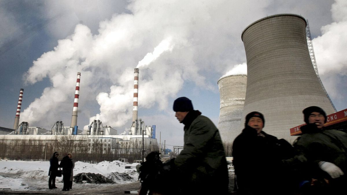 Munkások egy széntüzelésű erőmű mellett az északkelet-kínai Csangcsunban, Csilin tartományban.