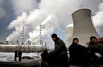 Munkások egy széntüzelésű erőmű mellett az északkelet-kínai Csangcsunban, Csilin tartományban.