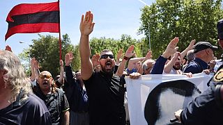 İspanya'da faşist partinin kurucusu Rivera'nın naaşı anıt mezardan taşınmasına öfkelenen aşırı sağcı grup nakli protesto etti