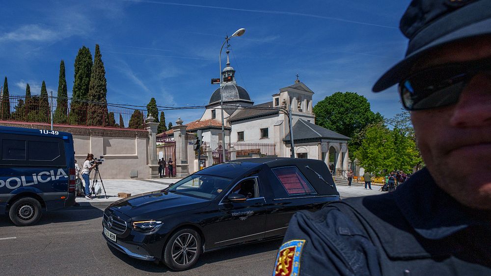 España: los restos del fundador de Falange excavados en el antiguo mausoleo de Franco