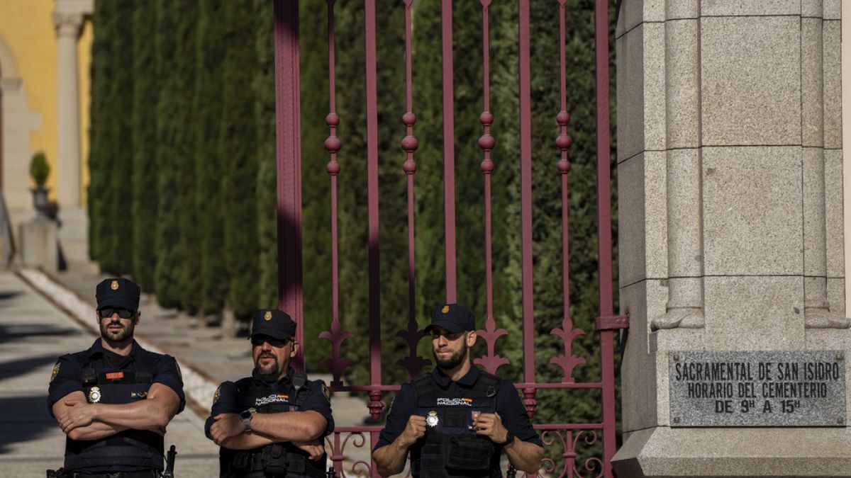 Полиция у кладбища Сан-Исидро, Мадрид 