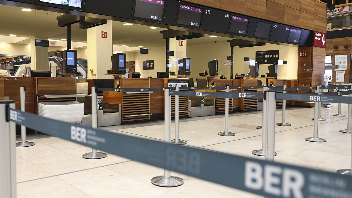 O pessoal do controlo de passageiros e os seguranças do aeroporto de Berlim-Brandemburgo exigem remunerações mais elevadas.