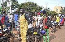 Tüntetők Ouagadougouban 2022. szeptember 30-án, miután a katonaság megbuktatta Burkina Faso elnökét