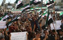 Suriyeliler muhaliflerin kontrölü altında olan İdlib'de 23 Nisan 2023'te bazı Arap ülkelerinin Esad hükümeti ile yakınlaşmasına karşı gösteri düzenledi.